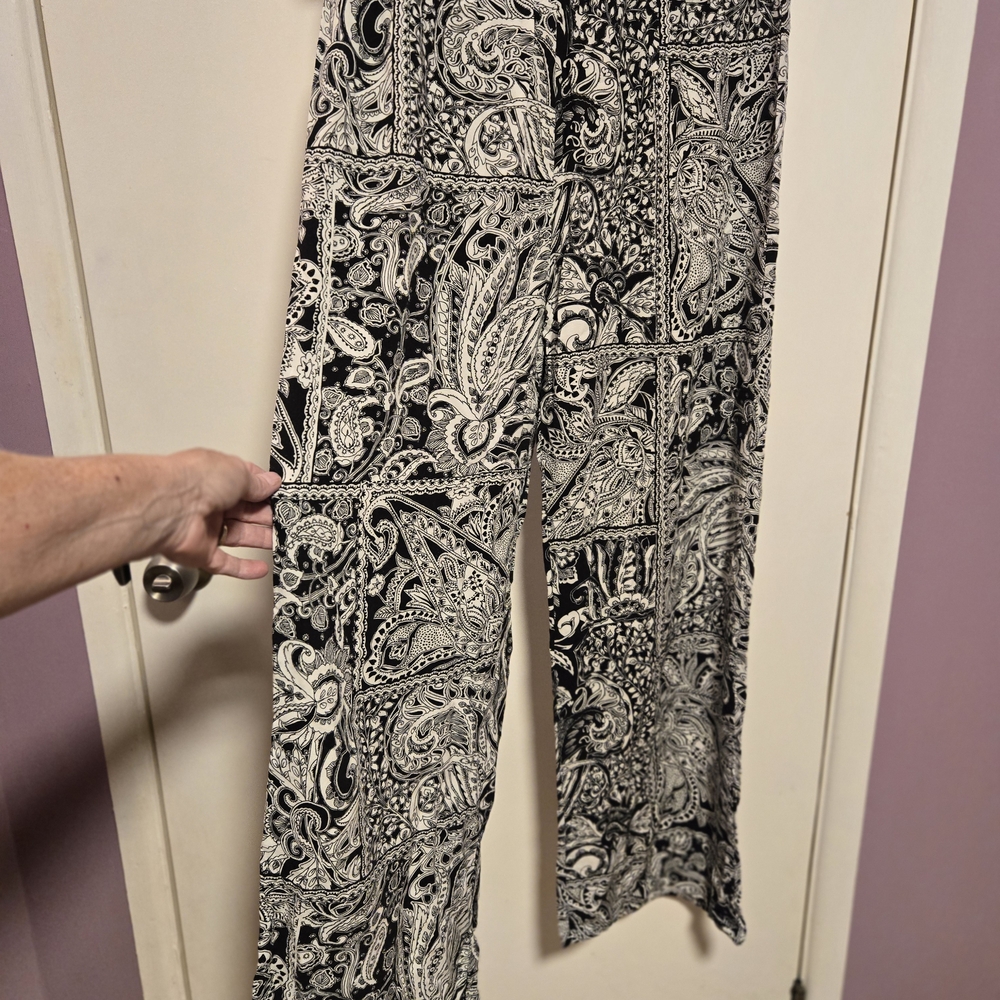 Ambiance Black and White Paisley Design